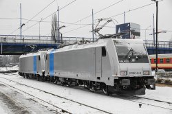 2010.01.22. - Poznań Gł. - TRAXX E186 145-9 wraz z E186 141-8 jako poc. 751760.jpg