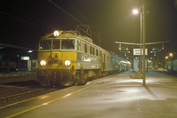 1990.02.27. - Gniezno - EU07-154 z poc. os. nr 57022 rel. Olsztyn Gł. - Poznań Gł..jpg