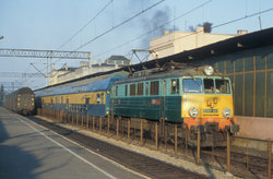 1990.04.10. - Toruń Gł. - EU07-443 z poc. os. nr 57022 rel. Olsztyn Gł. - Poznań Gł..jpg