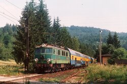 2004.07. - EU07-086 z poc. os. rel. Katowice - Zwardoń, rusza z p.o. Rycerka.jpg