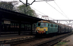 1995.04.26. - Strzelce Opolskie - ET21-581 z poc. os. nr 76622 skończył bieg, dalej pojedzie...jpg