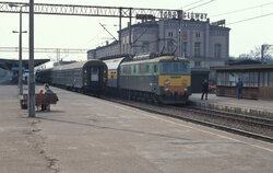 1990.04.14. - Toruń Gł. - ET21-627 z poc. os. nr 6511 rel. Poznań Gł. - Olsztyn Gł..jpg