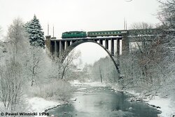 1996.02.20. - Jelenia Góra - ET21-314 z poc. z Węglińca, przejeżdża przez most na Bobrze,...jpg