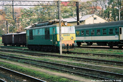 1998.10.16. - Jasło - ET21-345 oczekuje na przybycie poc. posp. ''Bieszczady'' rel. Zagórz -...jpg