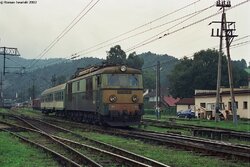 2002.08.10. - Muszyna - ET21-630 z poc. os. nr 8753 rel. Plavec - Krynica, wyjeżdża ze stacj...jpg