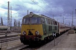 1992.04. - Frankfurt nad Odrą - SU45-090 (ex. SP45-090) z poc. ex. wjeżdża na stację, fot....jpg