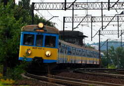 2008.08.11. - EN57-697 wraz z EN57-947 jako poc. os. nr 6022 rel. Gdynia Gł. - Malbork, mijaj...jpg