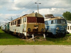 2016.06.18. - Zajączkowo Tczewskie - SU46-051 i ET22-616 czekają na lepsze czasy.jpg