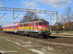 2017.03.15. - Dobiegniew - EP07P-2002 z pierwszym wag. 2 klasy typu 162A w malowaniu POLREGIO.jpg