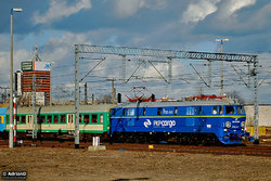 2009.03.17. - ET22-243 z poc. os. nr 77229 rel. Poznań Gł. - Zbąszynek, opuszcza stację po...jpg