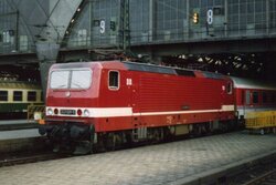 1990.11.13. - Leipzig, Hauptbahnhof - ''Trabant'' 243 591-5 DR, fot. Tobias Kußmann.jpg