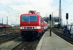 1990.05.27. - Leipzig - ''Trabant'' 243 591-5 z poc. D155 wjeżdża na tor przy peronie 8, fot...jpg