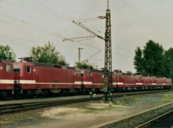 1990.07.30. - Dortmund - rząd wypożyczonych przez DB od DR ''Trabantów'' serii 243 (2), fot...jpg