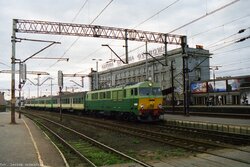 2001.06. - SU46-041 z poc. os. rel. Gdynia Gł. Os. - Kościerzyna, rusza ze stacji początkow...jpg