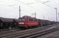 1990.03.31. - Gaschwitz - ''Holzroller'' 242 106-3 z poc. tow., fot. Werner & Hansjörg Brutzer.jpg