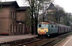 1995.04.26. - Fosowskie - ET21-581 z poc. os. nr 64734 rel. Fosowskie - Strzelce Opolskie, fot...jpg