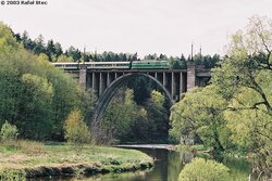 2003.05.02. - most na Bobrze - ET21-331 z poc. os. nr 55136 rel. Węgliniec - Jelenia Góra, z...jpg