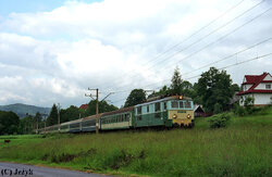 2004.07.03. - Sieniawa - Pyzówka - ET21-357 z poc. posp. nr 83201 rel. Szczecin Gł. - Zakopa...jpg