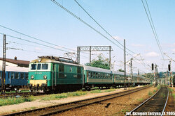 2005.09.02. - Stróże - ET21-539 z ''łącznikiem'' nr 43100 do poc. posp. ''Bieszczady'' rel...jpg