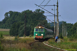 2006.08.19. - Ubocze - ET21-604 z poc. os. rel. Węgliniec - Jelenia Góra, zatrzymuje się pr...jpg