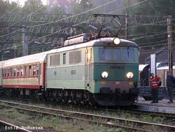 2007.07.28. - Chabówka - 05.30 - ET21=351 z poc. posp. nr 33515 rel. Wrocław Gł. - Zakopane...jpg