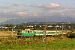 2008.08.18. - ET21-261 z poc. posp. nr 35500 rel. Zakopane - Gdynia Gł., opuszcza Nowy Targ, ...jpg