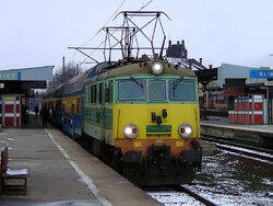 2004.02.10. - EU07-466 z poc. os. rel. Gliwice - Częstochowa, oczekuje na odjazd ze stacji po...jpg