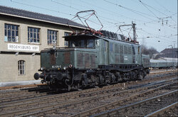 1981.02.28. - Regensburg - ''Deutsche Krokodil'' 194 576-5 DB, fot. Peter Wittmann (railroadpi...jpg