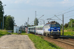 2018.05.25. - szlak Tychy - pbsp. Kobiór - EP09-027 z poc. EIC ''Sobieski'' nr 105 rel. Gdyni...jpg