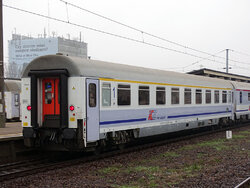 2018.11.24. - Warszawa Zach. - wagon pasażerski klasy 1 typu ABB-Z1A o numerze 61 51 19-90 01...jpg
